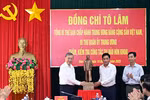 Le secrétaire général du Parti To Lam (gauche) offre une statue de l'Oncle Hô à des responsables de la commune de Dat Mui, province de Ca Mau. Photo : VNA