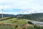 Le parc éolien de Lien Lap, situé dans la commune de Tan Lap, province de Quang Tri. Les énergies propres constituent un axe prioritaire de coopération entre le Vietnam et le Canada. Photo : VNA