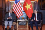 Le secrétaire général du Parti et président de la République To Lam (droite) rencontre le co-président du Parti communiste des États-Unis Joe Sims, à New York. Photo : VNA