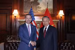 Le secrétaire général du Parti et président de la République To Lam (droite) et l’ambassadeur Jamieson Greer, représentant américain au Commerce, à New York. Photo : VNA