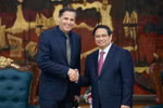 Le Premier ministre Pham Minh Chinh (droite) et Klaus Zellmer, président du groupe Skoda Auto. Photo : VNA