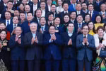 Le Premier ministre Pham Minh Chinh et des représentants des PME. Photo : VNA