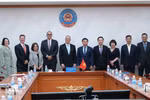 Le ministre des Finances Nguyen Van Thang et la délégation du groupe HSBC, conduite par Georges Elhedery, directeur général de HSBC. Photo : ministère des Finances