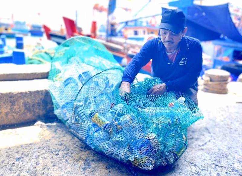 Le modèle de « collecte des déchets plastiques des bateaux de pêche à terre » voit la participation de 200 bateaux de pêche de pêcheurs de Binh Dinh, contribuant ainsi à réduire les déchets plastiques océaniques dans les activités de pêche. Photo : VNA