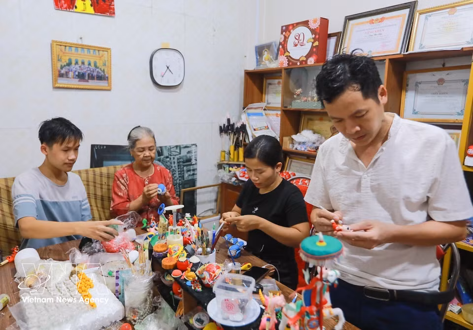 Trois générations de la famille de l’artisan Dang Van Hâu perpétuent ce savoir-faire traditionnel. Photo : VNA