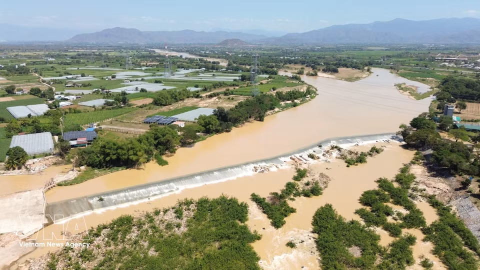 Construit il y a près de neuf siècles, le barrage de Nha Trinh demeure pleinement opérationnel, assurant avec efficacité ses fonctions de rétention et d’irrigation, ce qui en fait un véritable exploit. Photo : VNA