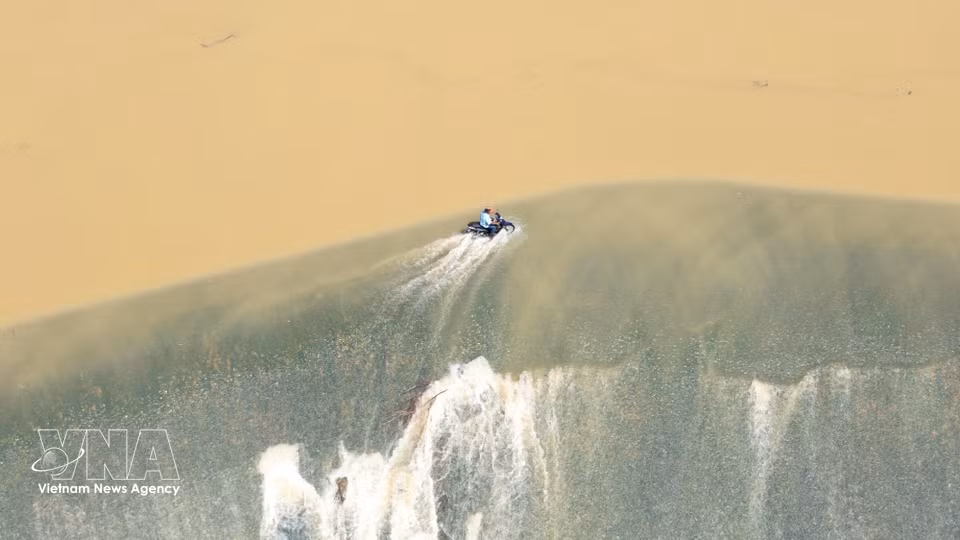 De grands blocs de pierre, solidement assemblés, forment le corps du barrage de Nha Trinh, long de 336 mètres et haut de 5,3 mètres. L’ouvrage joue un rôle essentiel dans la régulation du débit et l’approvisionnement en eau pour l’irrigation. Photo : VNA