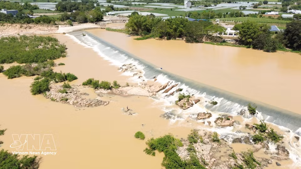 Le barrage de Nha Trinh a été construit à un emplacement où le courant est stable, afin de renforcer sa résistance aux crues. Photo : VNA