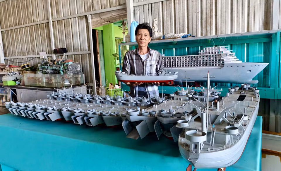 Nguyên Phuong Dê et ses maquettes de navires de guerre et de yachts en attente d'être livrés aux clients. Photo: VNA