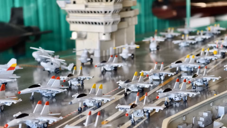 Maquettes d'avions de chasse sur un porte-avions. Photo : VNA