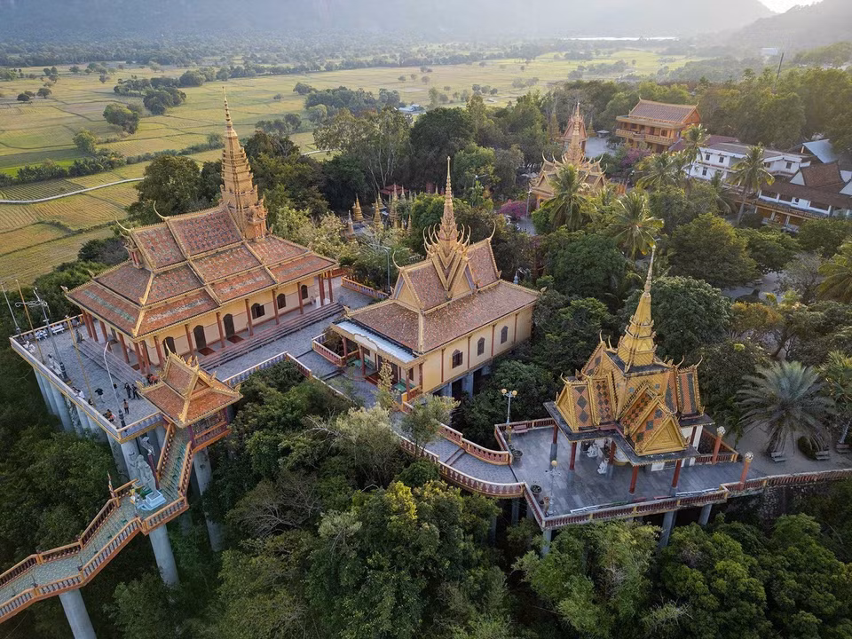 La pagode Ta Pa, également connue sous le nom de pagode de la Montagne (Chun-Num), se dresse au sommet du mont Ta Pa, dans la commune de Tri Tôn. Haut lieu spirituel de la communauté khmère, elle est renommée pour son architecture distinctive et son implantation spectaculaire au cœur du paysage montagneux. Photo: VNA