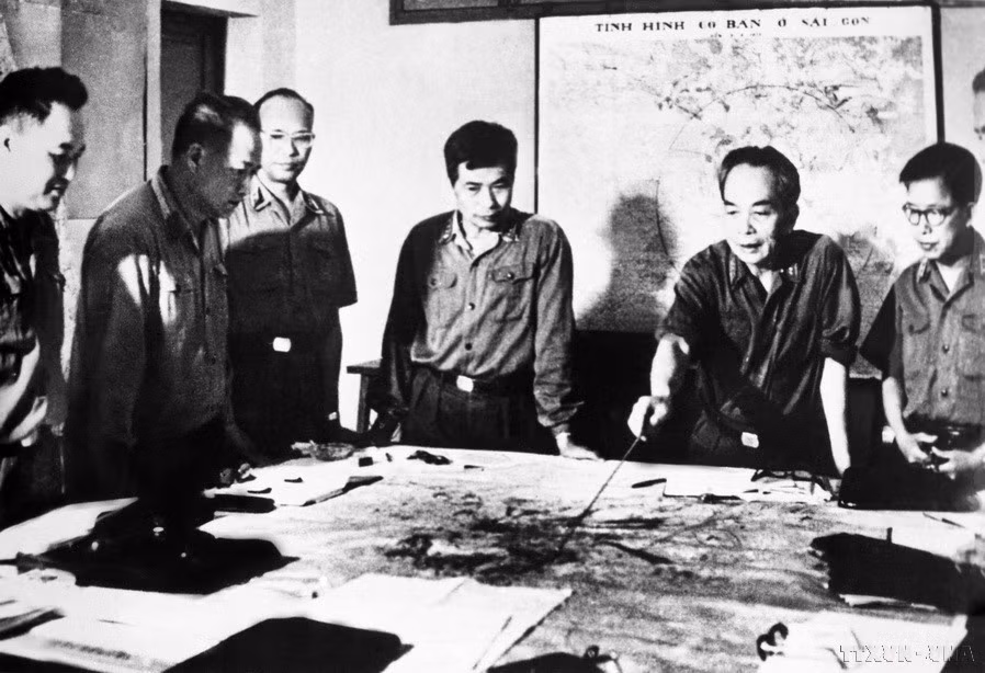 Le 14 avril 1975, en accord avec le souhait unanime de l'armée et du peuple, le Bureau politique et la Commission militaire centrale ont officiellement nommé l'opération de libération de Saigon - Gia Dinh « campagne Ho Chi Minh ». Photo : Le général Vo Nguyen Giap et d’autres membres de la Commission militaire centrale examinent le plan de combat de cette campagne (avril 1975). Photo : VNA