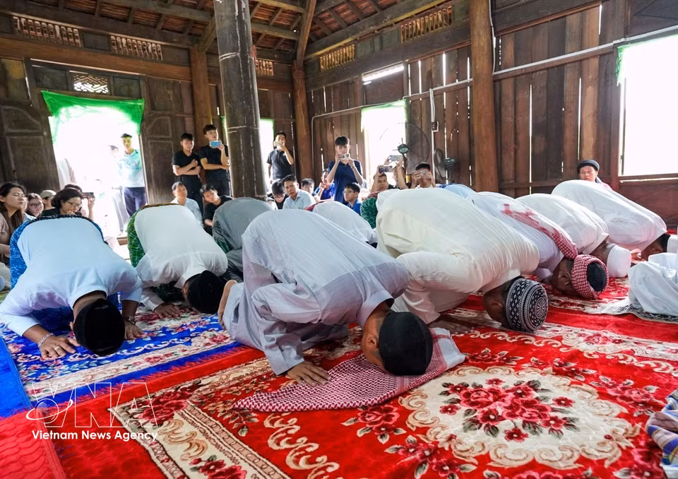 L’Aïd al-Fitr occupe une place importante dans la vie spirituelle des Cham musulmans d’An Giang. À travers les démonstrations des artisans, le passage du ramadan à la fête des retrouvailles a été reconstitué au moyen de rites solennels, porteurs de valeurs telles que le perfectionnement de soi, le pardon, le partage et l’attachement familial. Selon le calendrier islamique, cette année, le mois de ramadan s’étend du 1er au 30 septembre, suivi de l’Aïd al-Fitr, célébré du 1er au 3 octobre. L’Aïd al-Fitr marque la fin d’un mois de stricte observance des prescriptions de l’islam. C’est un moment où chacun exprime sa gratitude, prie pour la paix, rend visite à ses proches et échange des vœux de bonheur. Photo: VNA
