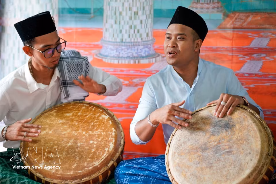 Chaque célébration de l’Aïd est l’occasion pour les différentes générations de se souvenir de leurs origines, de leur foi, de leurs liens familiaux et de leur responsabilité dans la préservation de l’héritage culturel de leurs ancêtres. Photo: VNA