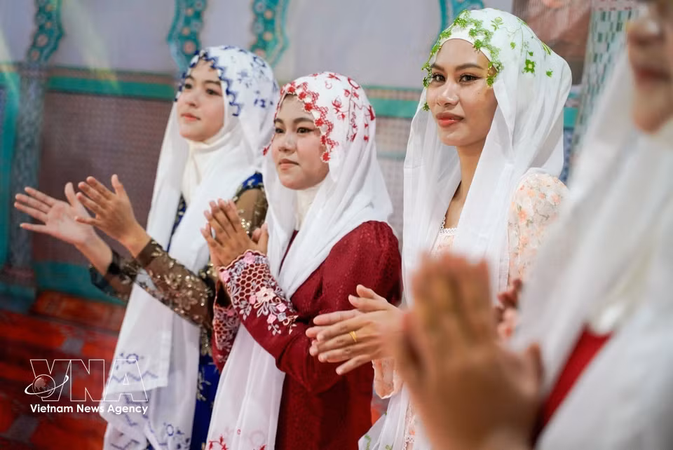 Au fil des générations, les Cham musulmans continuent de préserver et de transmettre leurs traditions dans la vie quotidienne. Photo: VNA