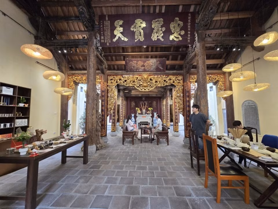 Les activités d’expérience autour du thème des "maisons communales et temples au cœur des rues" constituent une manière de présenter, de promouvoir et d’approfondir la richesse culturelle et patrimoniale du centre historique de la capitale auprès des touristes venus de différentes régions. Photo : Vietnam+