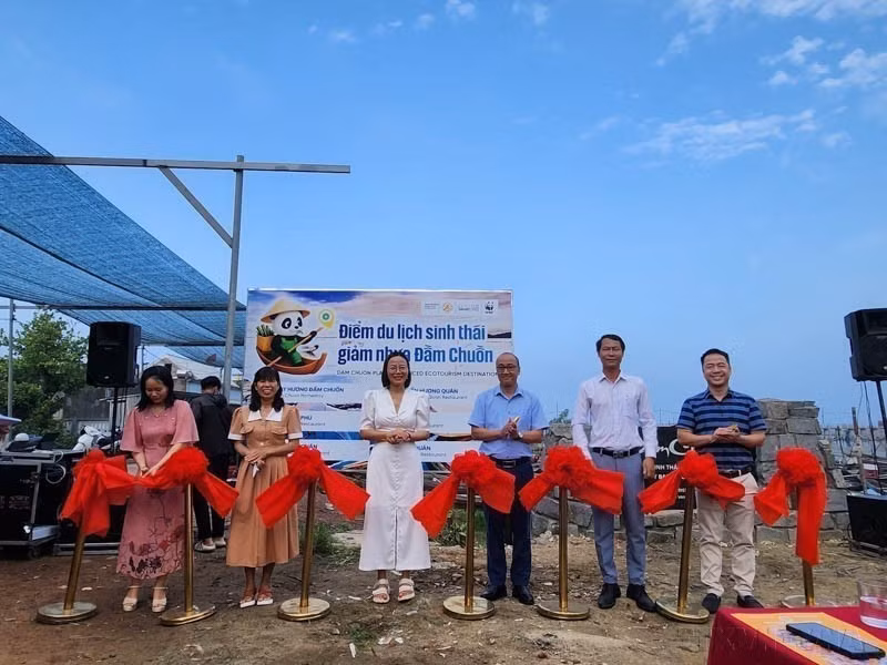Lancement du site touristique de réduction du plastique à la lagune de Chuôn, commune de Phu An, district de Phu Vang, ville de Huê (Centre). Photo : VNA