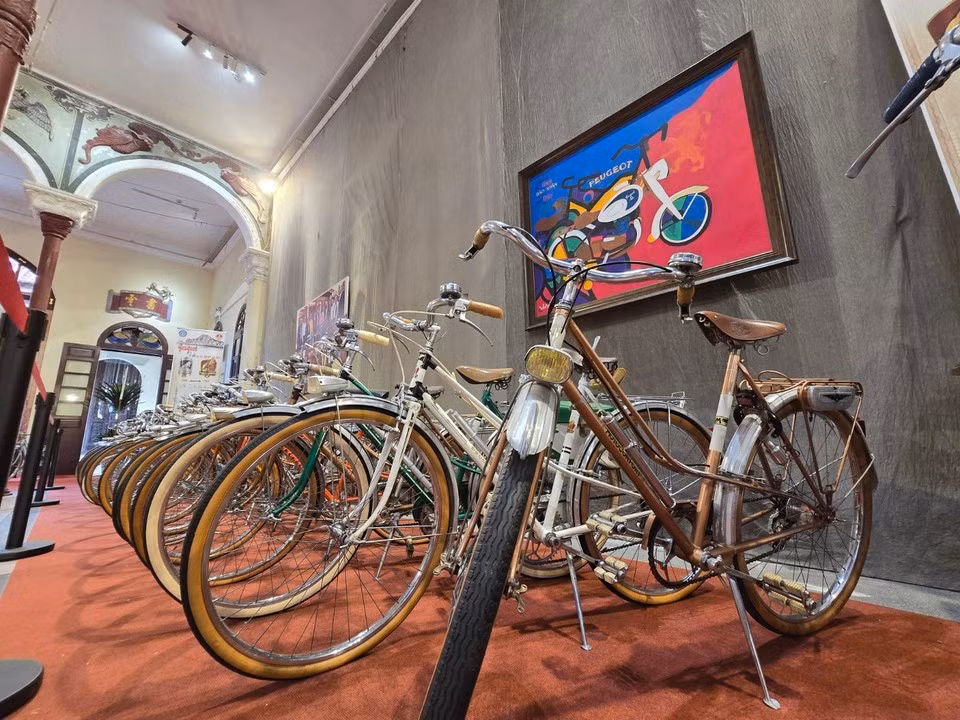 Bien qu’elles ne relèvent pas directement du thème des métiers traditionnels, les anciennes bicyclettes et motocyclettes Peugeot exposées ici contribuent à restituer une partie de l’identité de la capitale, car elles étaient considérées comme des symboles esthétiques des classes urbaines et des fonctionnaires durant la période coloniale française. Photo : Vietnam+