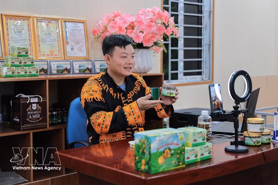 Grâce à des présentations en direct sur les réseaux sociaux, Hoang Phuc Thang met en valeur ce produit certifié OCOP trois étoiles, favorisant ainsi sa promotion et l'élargissement de son marché. Photo: VNA