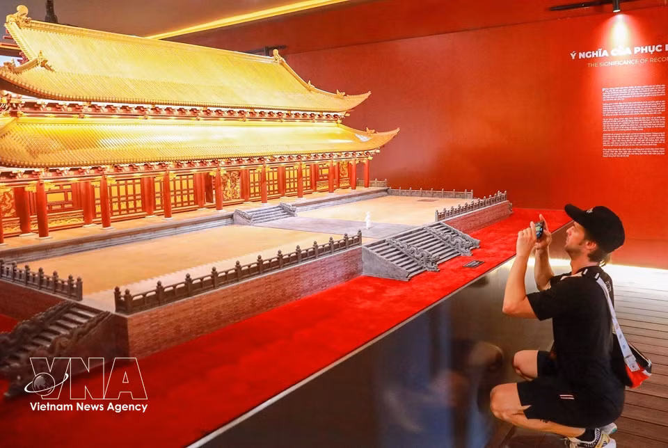 Kinh Thiên était le palais principal de la cité interdite de Thang Long sous la dynastie des Lê. Selon le “Dai Viêt su ky toàn thu” (Annales complètes du Dai Viêt), sa construction débuta en 1428, sous le règne de Lê Thai Tô, et s’acheva sous celui de Lê Thanh Tông, sur les fondations des palais principaux des dynasties des Ly et des Trân. Photo: VNA