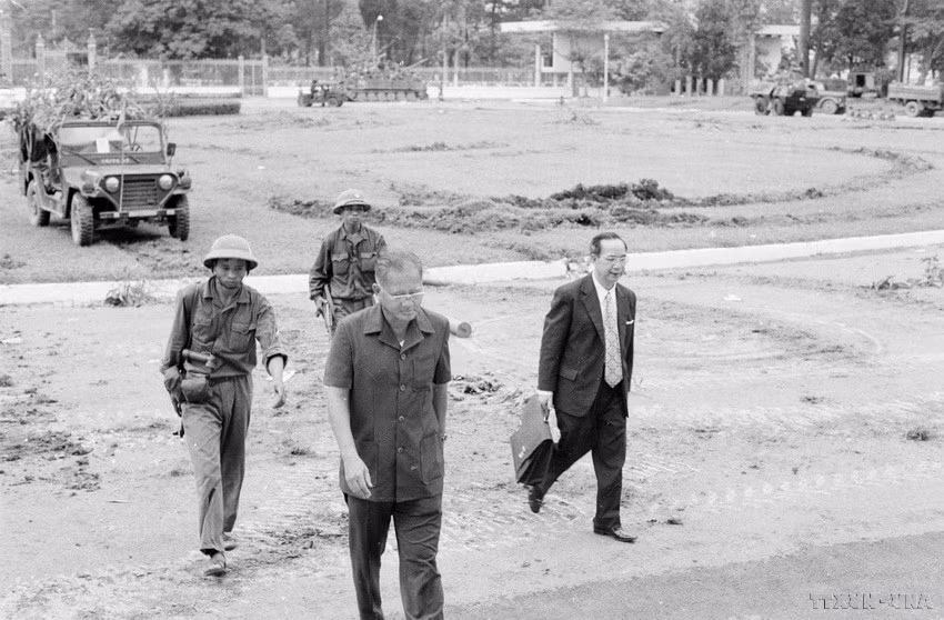 À midi, le président Duong Van Minh et son cabinet se rendent à la Radio de Saigon pour déclarer leur capitulation inconditionnelle. Photo : VNA