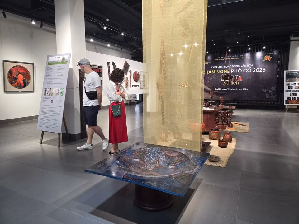 Les visiteurs peuvent choisir de découvrir la culture hanoïenne durant les vacances du 30 avril au 3 mai à travers de nombreuses activités organisées dans des maisons communales, des temples et des espaces culturels. Photo : Vietnam+