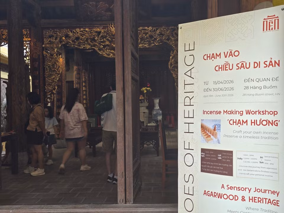 Les visiteurs peuvent également choisir de découvrir l’espace du temple Quan De (28, rue Hang Buom), où des ateliers de fabrication d’encens sont organisés chaque matin et après-midi de la semaine jusqu’à la fin de l’année. Photo : Vietnam+