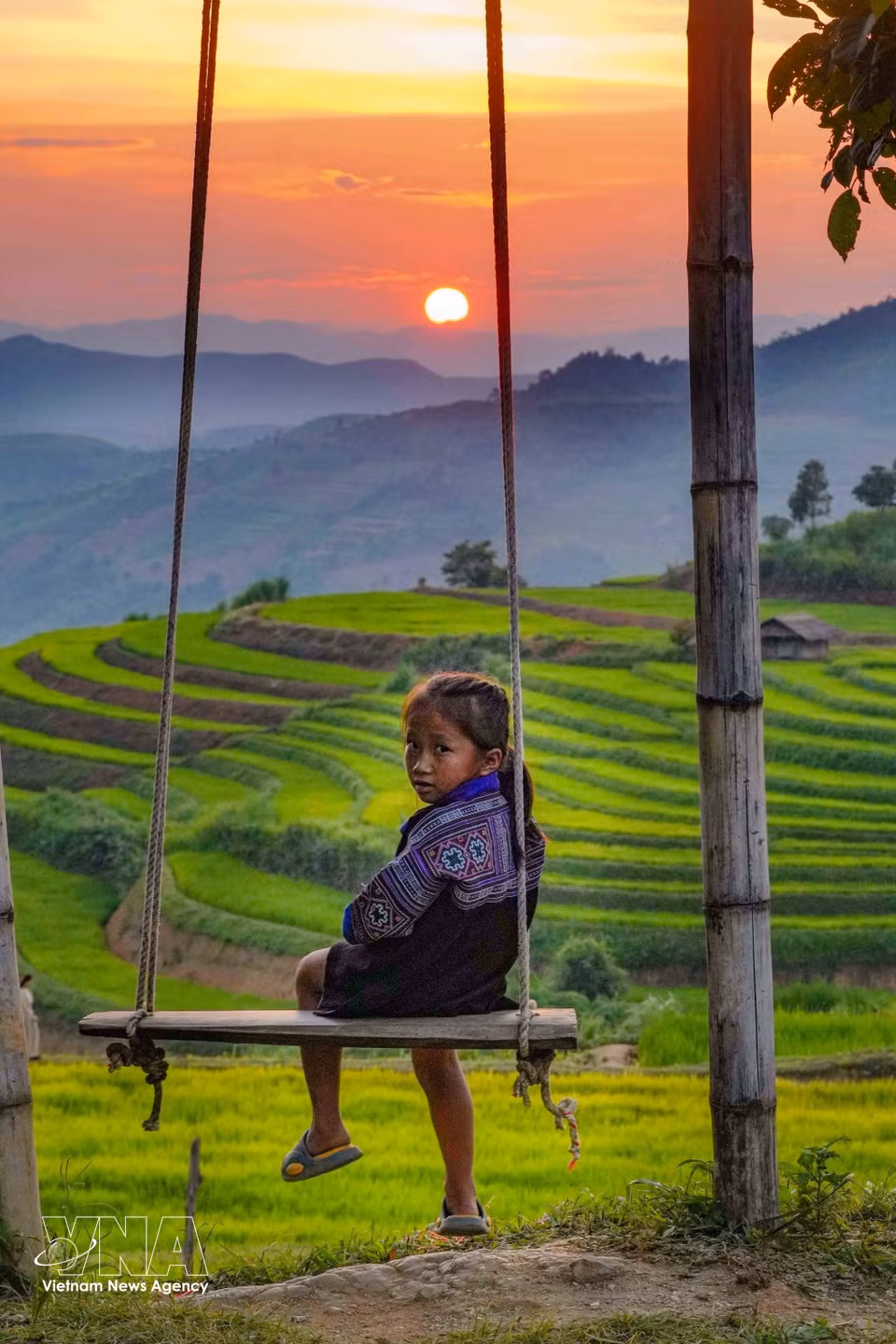 Un coucher de soleil aux teintes douces sur les rizières en terrasses de Pu Nhi. Photo : VNA