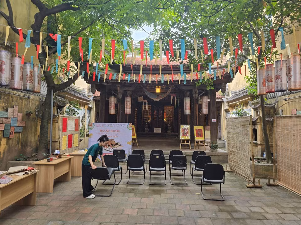 Dans le cadre de cette série d’événements, l’ancien siège de la communauté du Fujian (40, rue Lan Ong) est utilisé comme espace de présentation et de promotion des produits fabriqués à partir de papier do, inspirés de l’art de l’estampe populaire de Dong Ho dans l’ancien territoire de Thang Long. Photo : Vietnam+