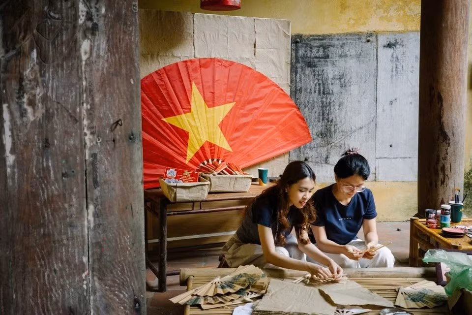 Du 2 au 3 mai, le groupe de projet "Couleurs de la cité impériale" organise une exposition ainsi que des ateliers d’initiation à la création de peintures Hang Trong, accompagnés d’une série de produits variés réalisés à partir de papier do. Photo : Vietnam+