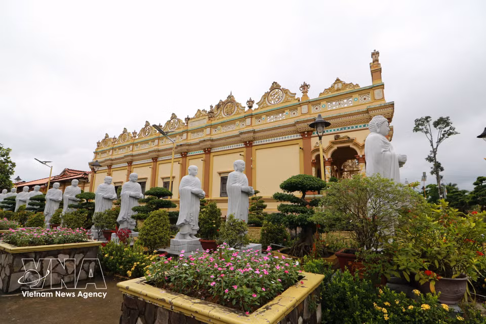 À l’extérieur, les visiteurs pourront admirer les grandes statues de Siddhartha Gautama, le Bouddha ou « l’Éveillé », de Guanyin et de Maitreya. Photo: VNA