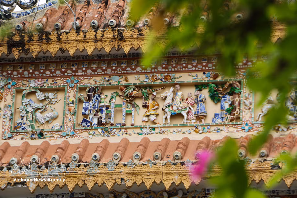 Le portique se distingue par une architecture aux couleurs marquées, empreinte de culture orientale.Photo: VNA