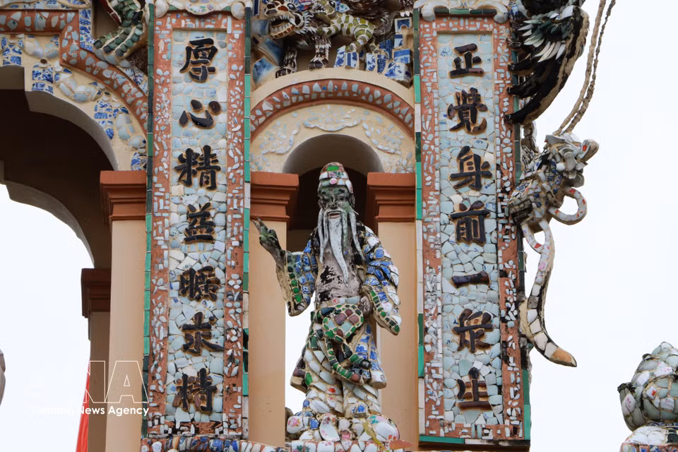 La pagode Vinh Trang abrite encore aujourd’hui de nombreuses statues anciennes, témoins de la richesse culturelle et des particularités architecturales du Sud du Vietnam, que les visiteurs peuvent découvrir au fil de leur visite. Photo: VNA