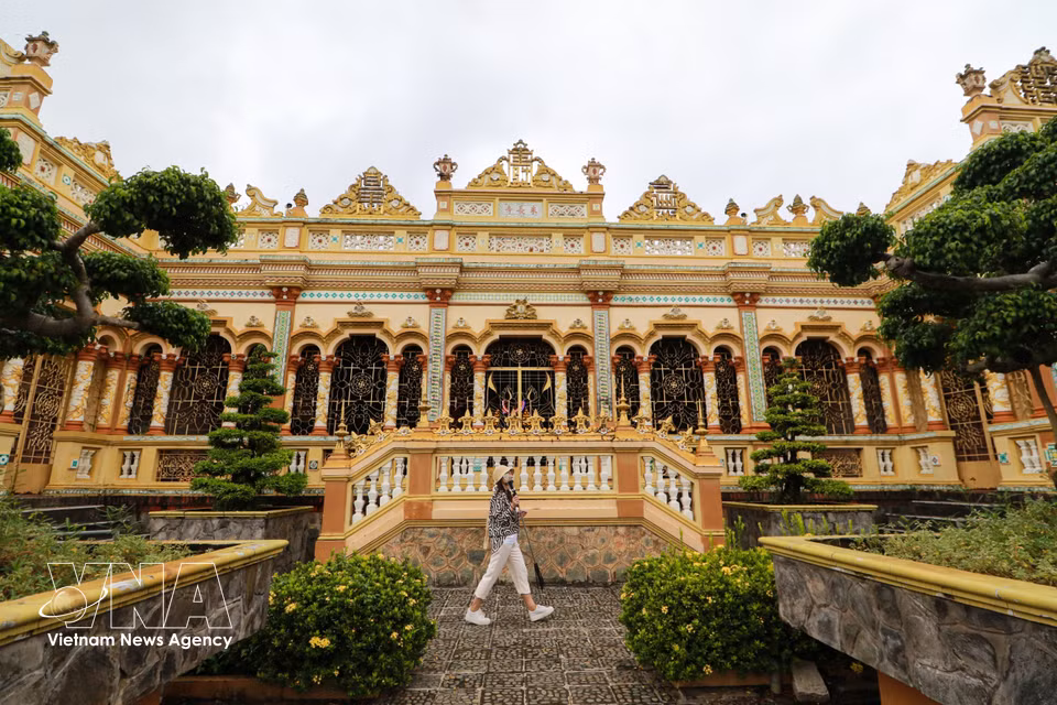 La pagode Vinh Trang constitue une étape incontournable pour les visiteurs en quête de spiritualité et de découverte du patrimoine culturel du Sud du Vietnam. Photo: VNA