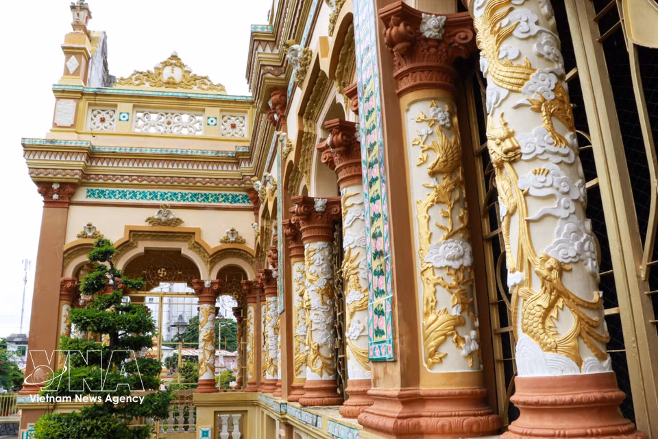 Mêlant harmonieusement les styles architecturaux asiatiques et occidentaux — français, romain, thaï, mien et cham —, cette pagode perpétue également la tradition sculpturale vietnamienne. Photo: VNA