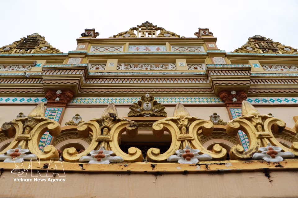 Construite au début du XIXe siècle et profondément restaurée en 1849, la pagode Vinh Trang se distingue par une alliance harmonieuse des styles architecturaux asiatiques et occidentaux. Photo: VNA