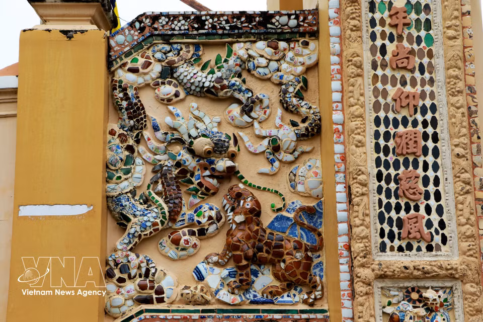 Singulière, elle se distingue par ses mosaïques composées de fragments de vaisselle et de porcelaine. Photo: VNA