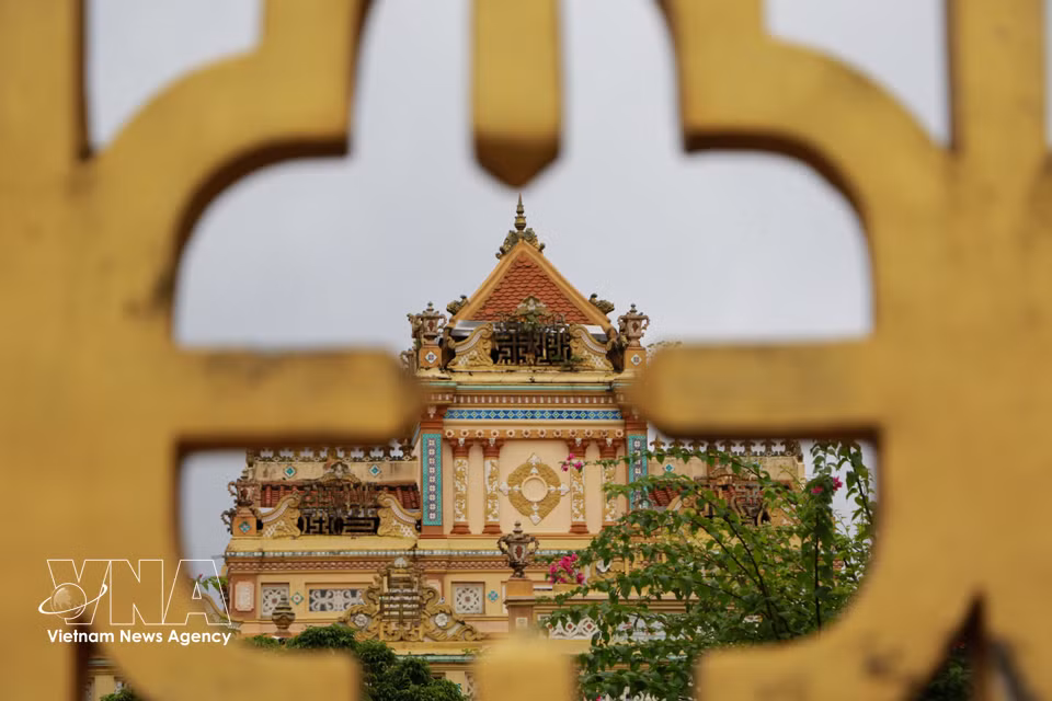Construite au début du XIXe siècle, puis profondément restaurée en 1849, la pagode se distingue par un savant mélange des styles architecturaux asiatique et occidental. Photo: VNA