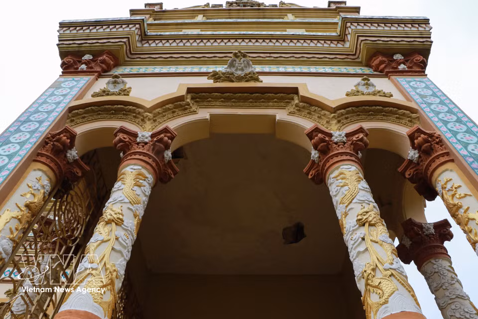 Mêlant harmonieusement des influences architecturales asiatiques et occidentales — française, romaine, thaïe, mien et cham —, cette pagode perpétue également la tradition sculpturale vietnamienne. Photo: VNA