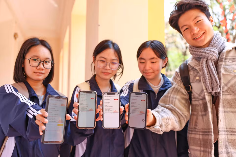 Des électeurs étudiants de l’Université nationale d’économie utilisent la fonctionnalité dédiée aux élections de la 16ᵉ législature de l’Assemblée nationale du Vietnam sur l’application VNeID afin de consulter les informations relatives à leur lieu de vote. Photo: VNA