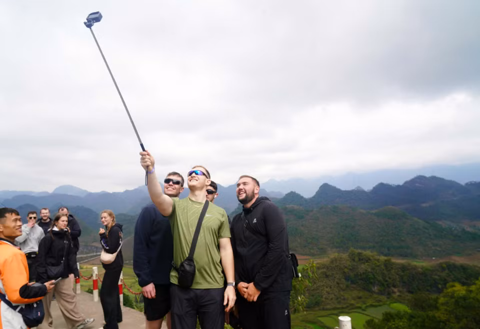 Des touristes immortalissent leur passage sur le plateau karstique de Dông Van. Photo : VNA