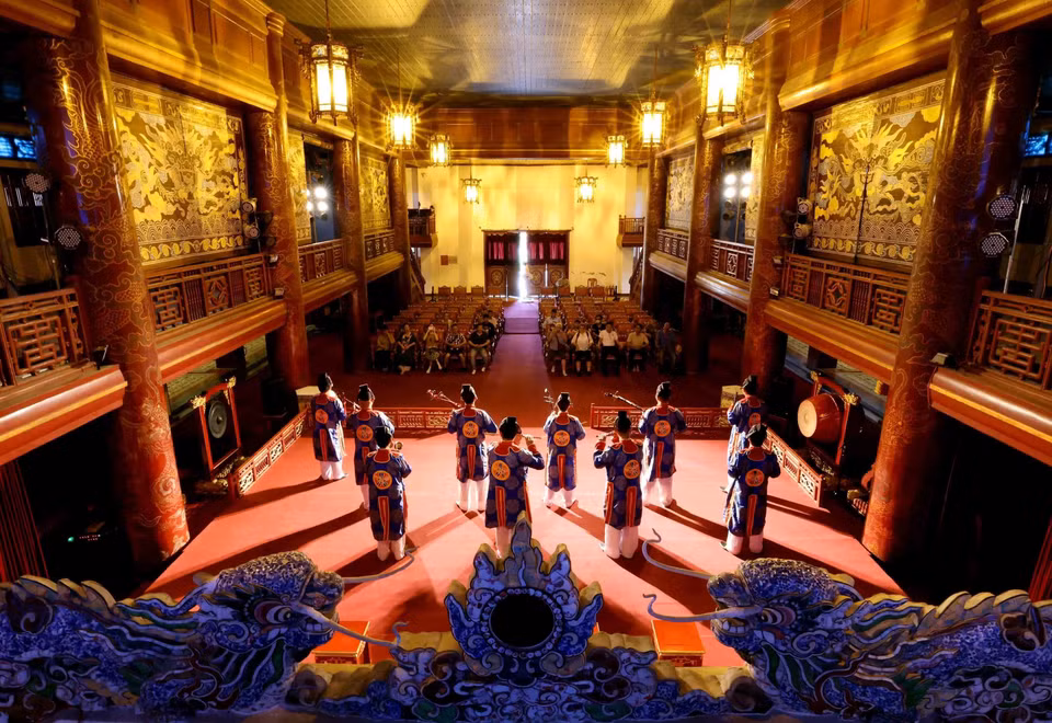 Les sons profonds et majestueux du Grand Orchestre résonnent encore à Duyêt Thi Duong, au sein de la Cité impériale de Huê, recréant l'atmosphère culturelle de la cour royale. Photo : VNA