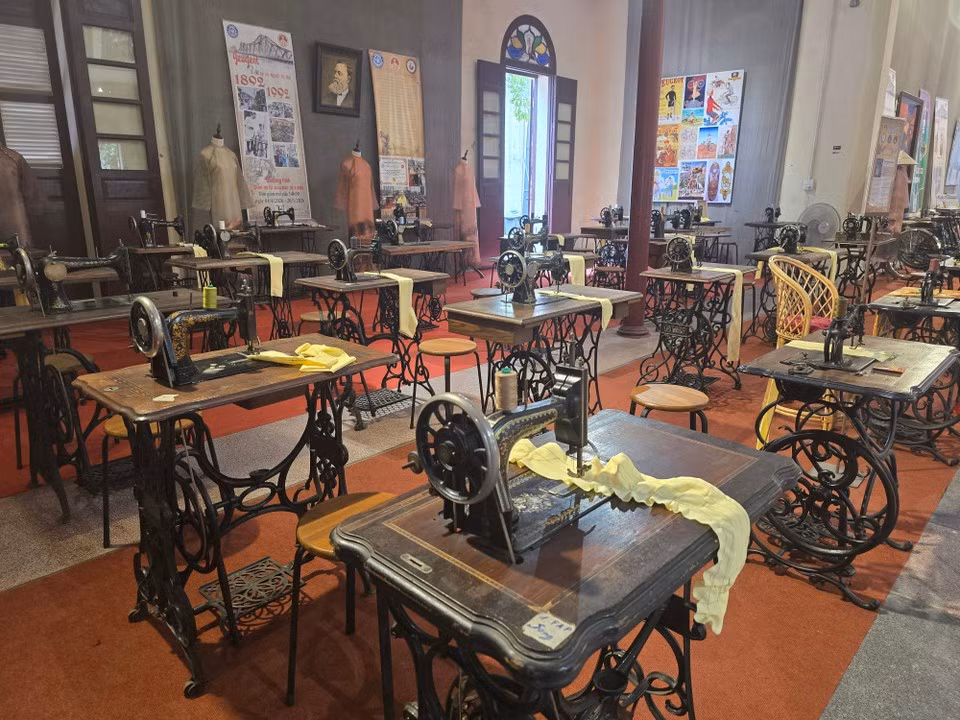 Le Centre culturel présente également une collection de précieuses machines à coudre, des objets mécaniques luxueux importés de France, associés à l’habileté, à la tradition et au sens esthétique des femmes hanoïennes d’autrefois. Photo : Vietnam+