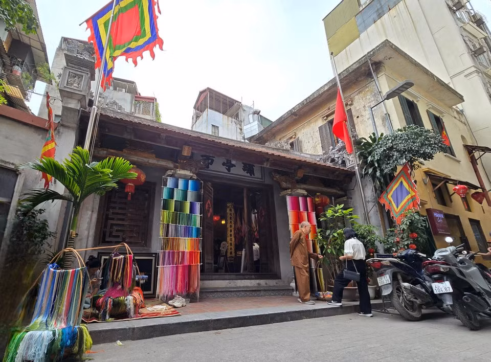 En avril et mai 2026, le comité de gestion du lac Hoan Kiem et du vieux quartier de Hanoï organise de nombreux événements permettant aux visiteurs de découvrir et d’expérimenter les métiers traditionnels de l’ancienne cité impériale de Thang Long dans plusieurs maisons communales, temples et espaces culturels anciens et nouveaux. Photo : Vietnam+