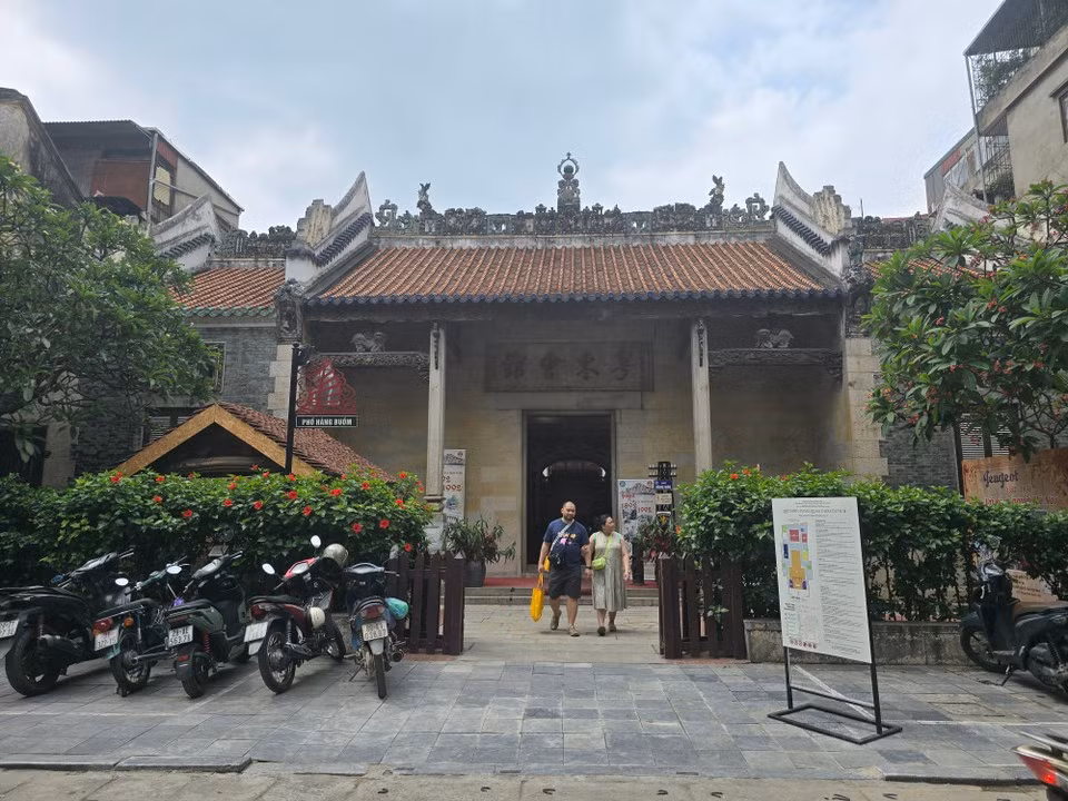 LLe Centre culturel et artistique du 22 Hang Buom présente l'exposition "Souvenirs de Hanoï", consacrée à une collection d'anciennes voitures Peugeot et de machines à coudre d'époque. Photo : Vietnam+