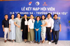 L'ancien vice-président Truong My Hoa prend une photo souvenir avec des dirigeants de la société par actions Lavite. Photo : VNA
