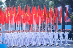 Le bloc de drapeaux du Parti et de la Patrie lors du défilé fêtant les 50 ans de la réunification nationale, symbolisant l'idée, la confiance en victoire, le courage et l'intelligence gestionnaire du Parti communiste du Vietnam. - VNA