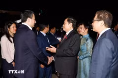 Le président de l'Assemblée nationale Tran Thanh Man (droite) et son épouse et le vice-Premier ministre ouzbek Jamshid Khodjaev et des délégués. Photo : VNA