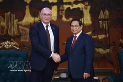 Le Premier ministre Pham Minh Chinh (droite) et Andrey Kondrashov, directeur général de TASS, en visite de travail au Vietnam. Photo : VNA