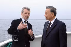 Le roi danois Frederik X présente le projet d'île artificielle de Lynetteholm au secrétaire général du Parti et président To Lam lors d'une excursion en bateau sur l'île. Photo : VNA.